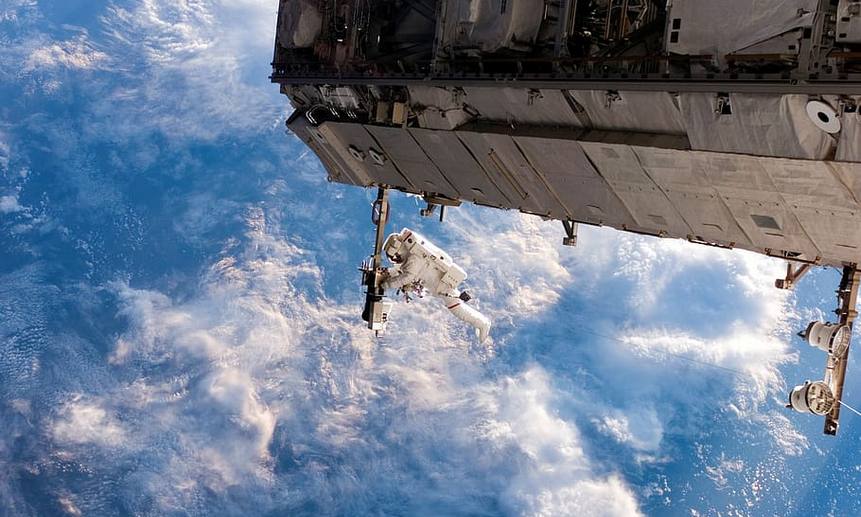 Пробоину с внешней стороны МКС постараются заделать во время выхода в открытый космос 18 ноября.
