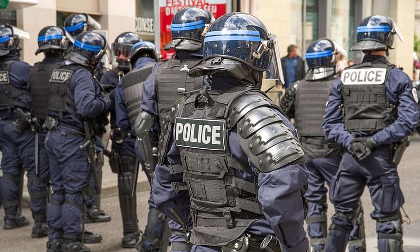 После буллинга в социальных сетях, французские полицейские больше не хотят показывать своих лиц
